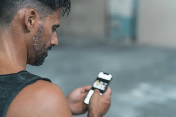 Man using a fitness app to join a weekly health coaching Q&A session