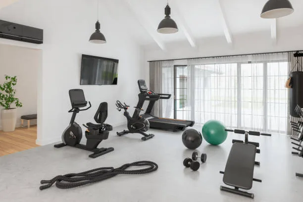Home gym setup with fitness equipment for men’s home exercise plans