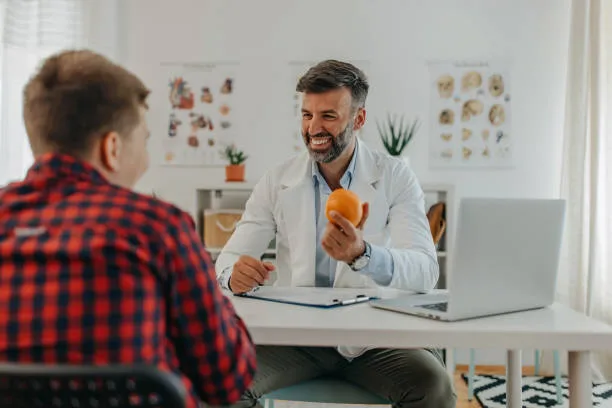 Nutritionist consulting a male client about custom nutrition for men