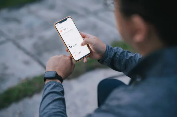 Close-up of a man tracking his progress on a fitness app for precision fitness