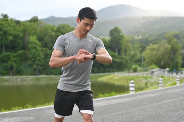 Runner maintaining consistent heart rate monitored on a smartwatch